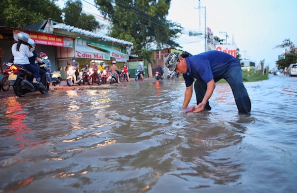 TP Hồ Chí Minh: Triều cường tiếp tục dâng cao, người dân chật vật lưu thông trên đường - Ảnh 1