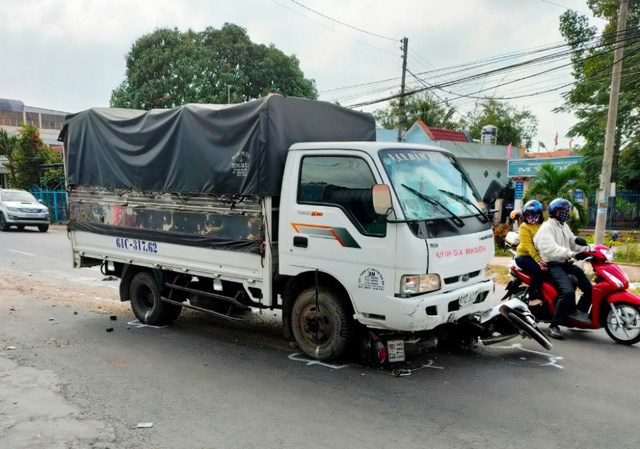 Tai nạn giao thông mới nhất hôm nay 16/1: Tài xế xe tải ngủ gật, tông 5 học sinh bị thương - Ảnh 1