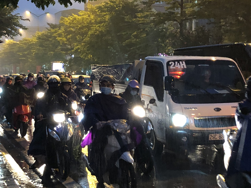 Hà Nội: Nhiều tuyến đường ùn tắc, người tham gia giao thông "chôn chân" trên đường - Ảnh 1
