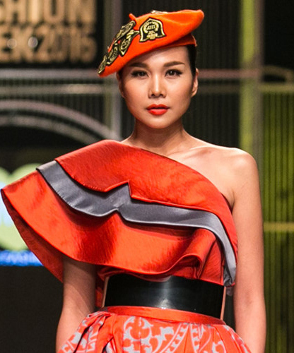 Hoa hậu hoàn vũ Singapore mặc lại váy của Thanh Hằng - Ảnh 3