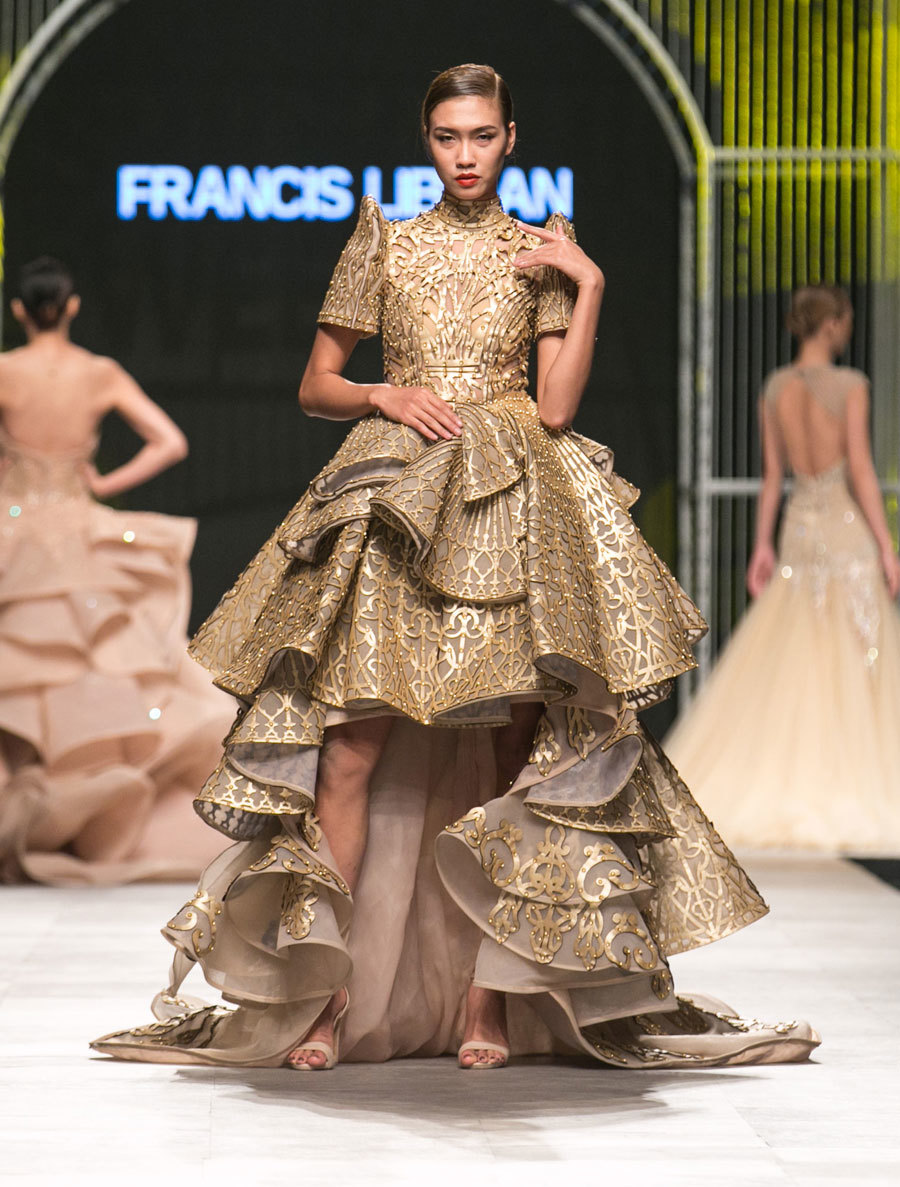 Nguyễn Oanh diện váy của Tân Hoa hậu Quốc tế 2016 - Ảnh 4