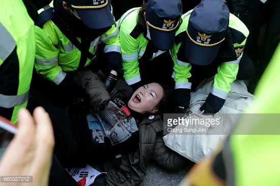 Lý do khiến người dân muốn bà Park Geun-hye bị bắt - Ảnh 2