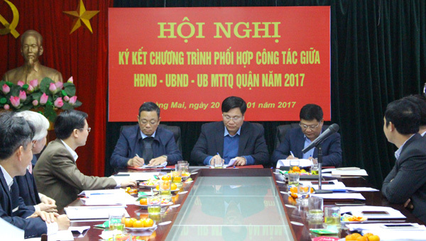 Quận Hoàng Mai: HĐND – UBND – UB MTTQ quận ký chương trình phối hợp công tác 2017 - Ảnh 1