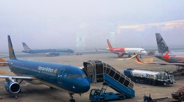 Hàng loạt chuyến bay đến Nội Bài phải chuyển hướng vì thời tiết xấu - Ảnh 1