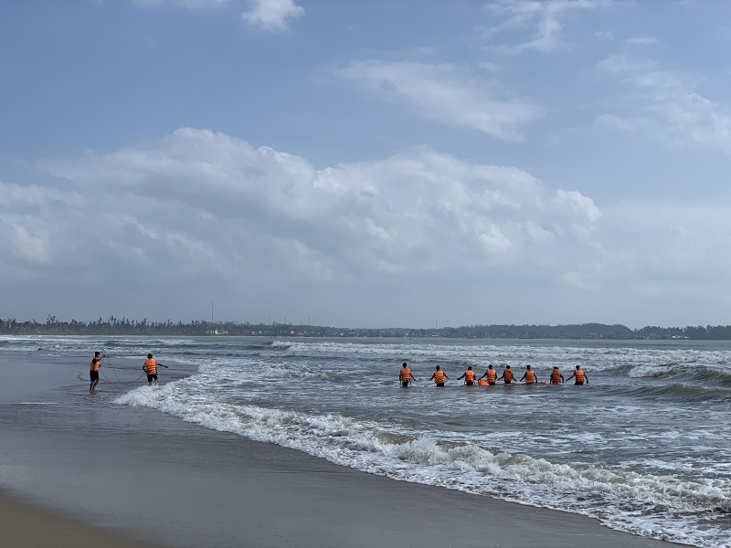 Vụ 2 người mất tích ở biển Mỹ Khê: Thi thể nam sinh được tìm thấy cách vị trí tai nạn 3,5km - Ảnh 1
