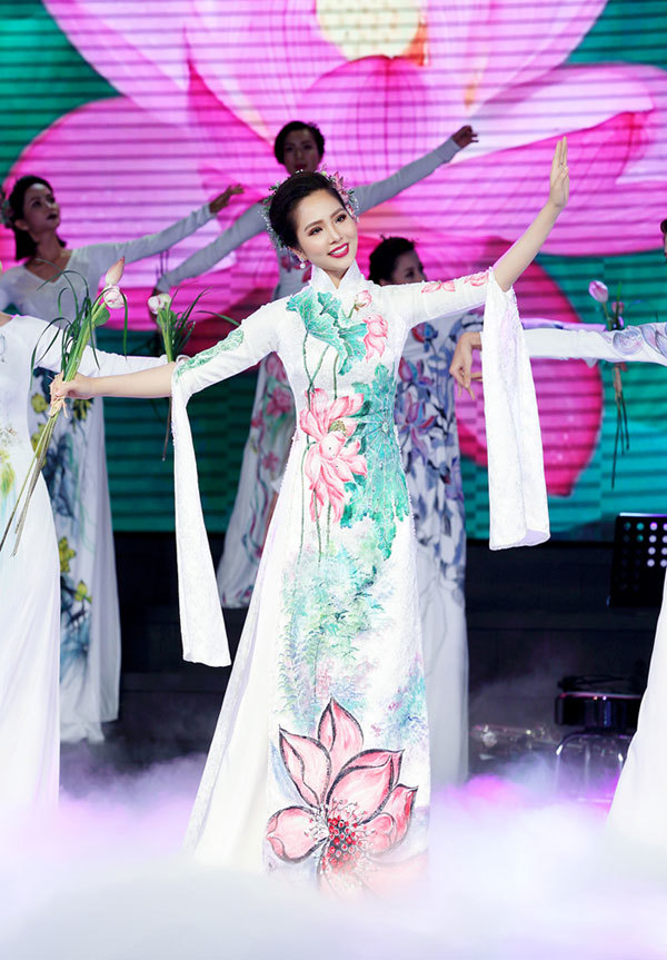 Người đẹp Việt trình diễn áo dài đấu giá từ thiện - Ảnh 1