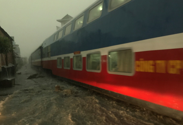 Kỷ luật trưởng ga và 6 nhân viên vụ suýt xảy ra thảm hoạ đường sắt - Ảnh 2