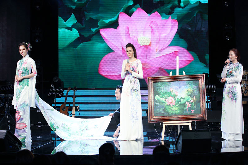 Người đẹp Việt trình diễn áo dài đấu giá từ thiện - Ảnh 3