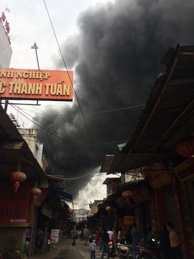 Cháy lớn tại siêu thị điện máy ở Xuân Mai - Ảnh 1