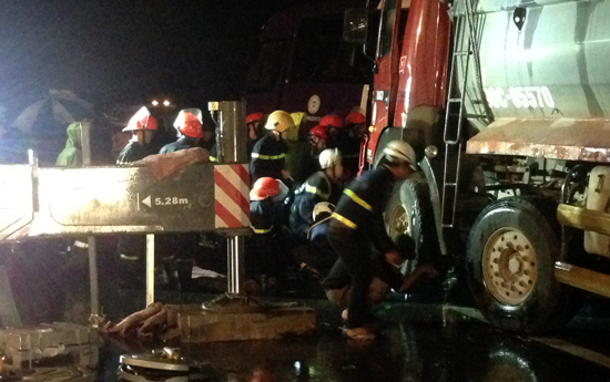 Cứu 2 người mắc trong gầm xe tải trên cao tốc Pháp Vân – Cầu Giẽ - Ảnh 2