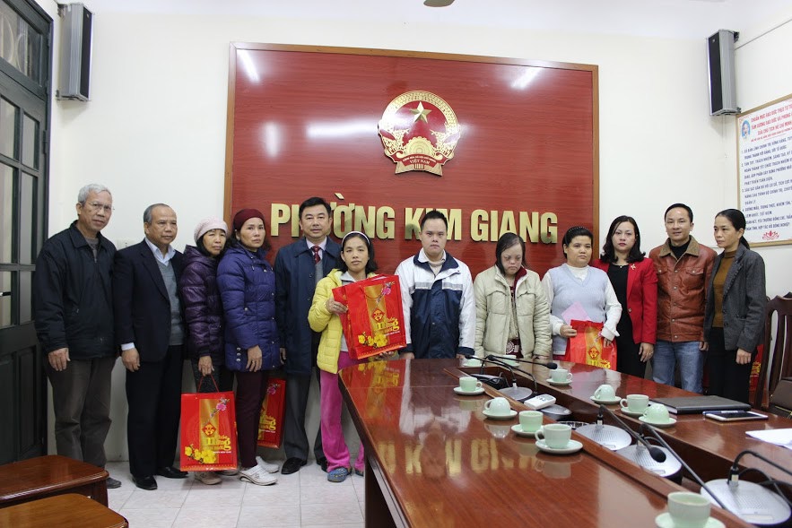 Trao 110 suất quà Tết cho các gia đình chính sách quận Thanh Xuân - Ảnh 3