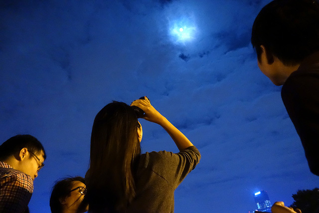 Cận cảnh siêu trăng tại Hà Nội - Ảnh 16