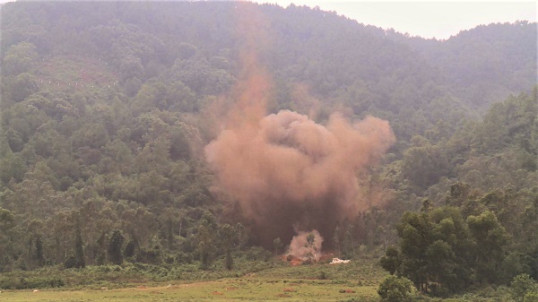 Hà Tĩnh: Hủy nổ thành công 2 quả bom “khủng” - Ảnh 2