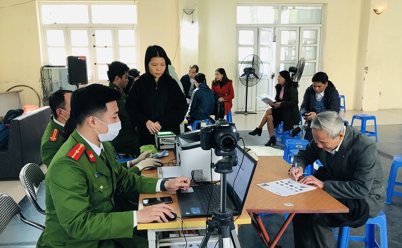 Quận Thanh Xuân: 2.000 người dân hoàn thành thủ tục cấp căn cước công dân gắn chíp - Ảnh 1