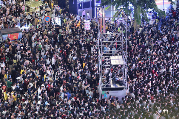 TP Hồ Chí Minh: Người dân đổ ra đường xem pháo hoa, chào đón năm mới 2021 - Ảnh 2