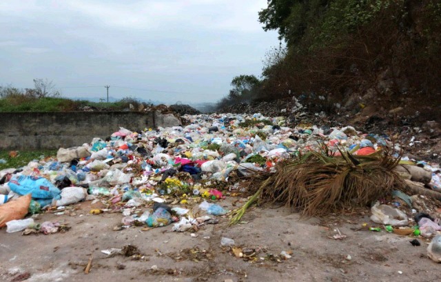 Hà Nội: Gần 10.000 tấn rác tại huyện Mỹ Đức chờ Công ty Minh Quân xử lý - Ảnh 1