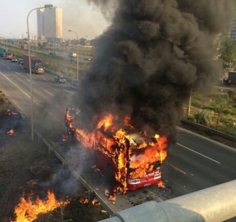Đang lưu thông, xe khách bốc cháy dữ dội trên Đại lộ Thăng Long - Ảnh 1