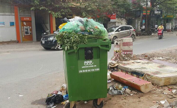 Thùng “đội” rác trên phố Hào Nam - Ảnh 1