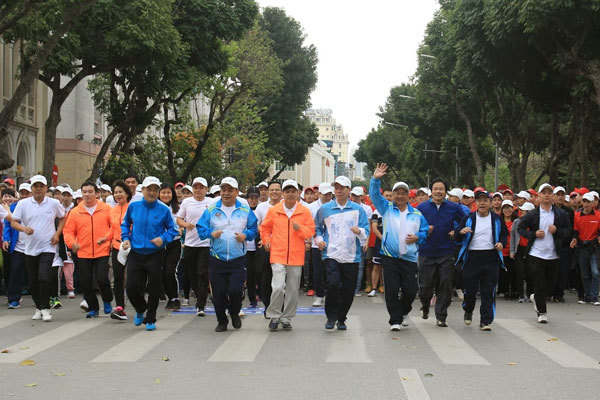 Gần 7.000 người Hà Nội tham dự Ngày chạy Olympic 2017 - Ảnh 1