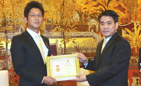 Bí thư thứ nhất Đại sứ quán Nhật Bản nhận danh hiệu “Vì sự nghiệp xây dựng Thủ đô” - Ảnh 1