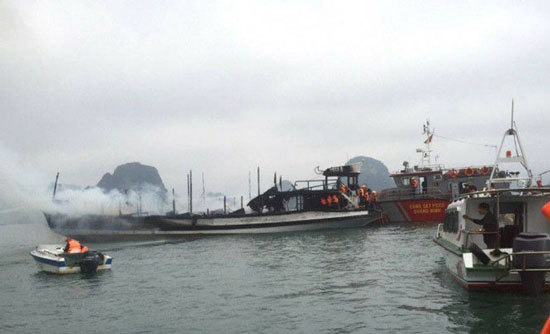 Lại xảy ra cháy tàu trên Vịnh Hạ Long - Ảnh 2