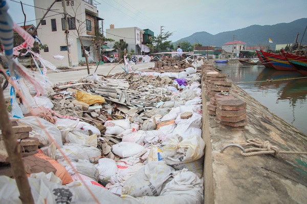 Hà Tĩnh: Ngư dân lo lắng vì âu thuyền sạt lở nghiêm trọng trước bão số 13 - Ảnh 1