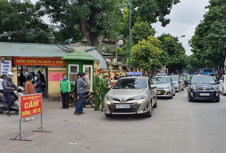 Taxi vẫn gây cản trở giao thông trước cổng Bệnh viện 108 - Ảnh 1