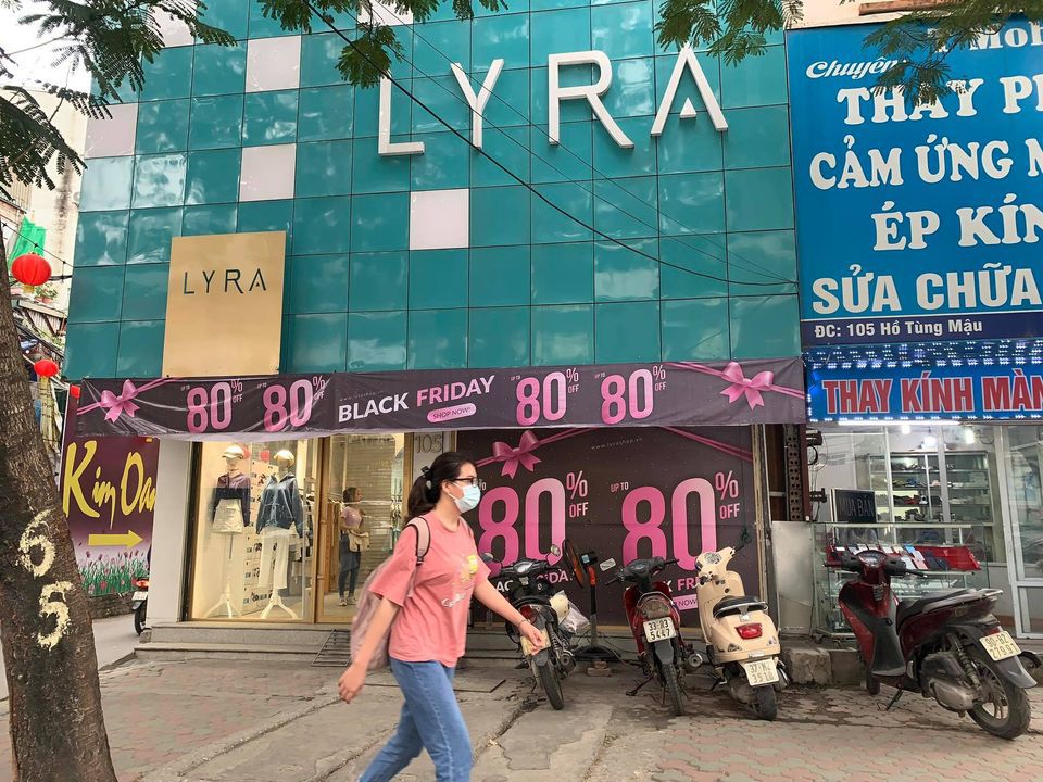 [Ảnh] Hà Nội: Các cửa hàng đồng loạt treo biển giảm giá khủng vào ngày Black Friday - Ảnh 9