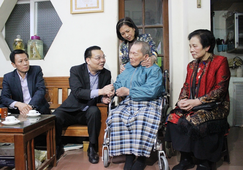 Chủ tịch UBND TP Hà Nội Chu Ngọc Anh thăm, tặng quà Tết gia đình chính sách quận Đống Đa - Ảnh 1
