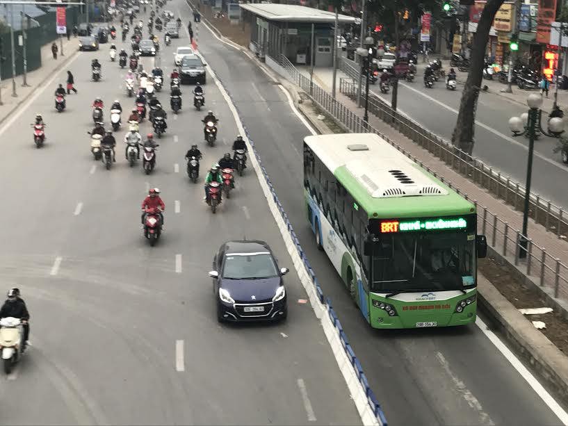Đã có dải phân cách bảo vệ làn đường riêng xe buýt BRT - Ảnh 1