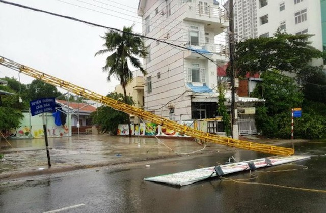 Thiệt hại do bão số 12: 2 người chết, hàng chục nhà dân bị hư hỏng, tốc mái - Ảnh 1