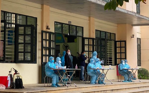 12 trường học ở Hà Nội cho học sinh nghỉ học vì Covid-19 - Ảnh 1