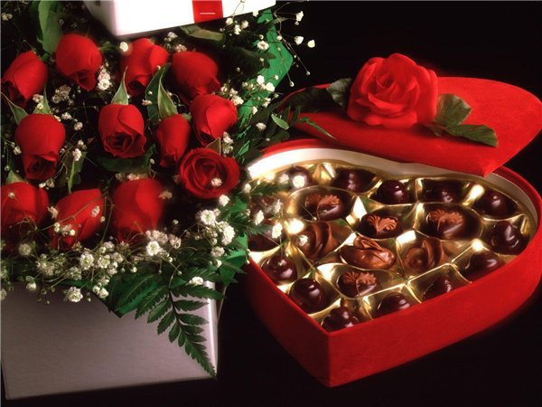 Socola, hoa và quà tặng phong phú ngày Valentine - Ảnh 1