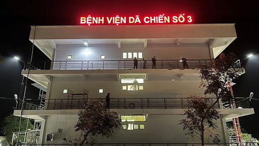 Bệnh viện Dã chiến số 3 tại TP Chí Linh đón bệnh nhân đầu tiên - Ảnh 1