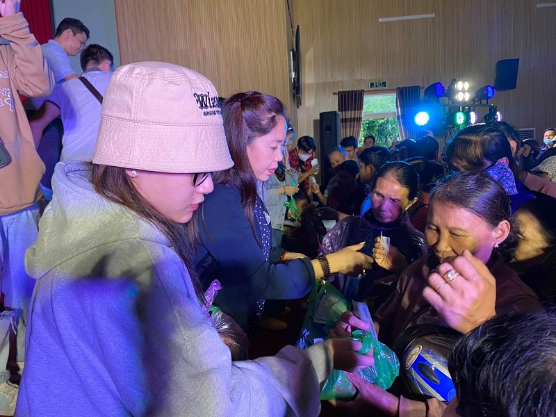 1.500 suất quà tặng người dân bị thiệt hại do bão lũ ở Quảng Ngãi - Ảnh 1
