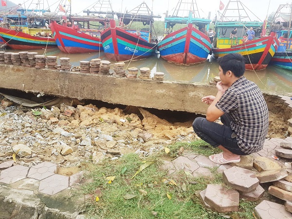 Hà Tĩnh: Ngư dân lo lắng vì âu thuyền sạt lở nghiêm trọng trước bão số 13 - Ảnh 7