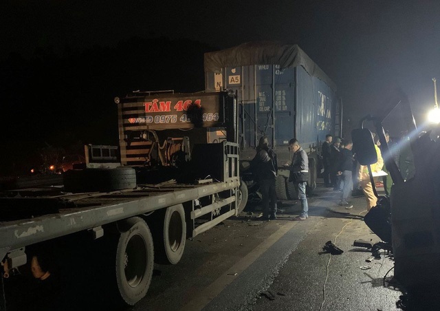 Tai nạn trên cao tốc Nội Bài - Lào Cai khiến 2 người tử vong trong cabin xe tải - Ảnh 1