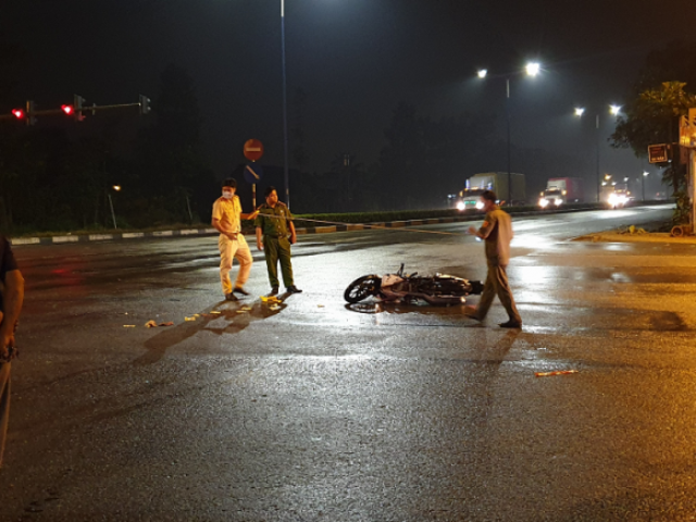 Tai nạn giao thông mới nhất hôm nay ngày 11/12: Va chạm với xe đầu kéo, nam thanh niên đi xe máy tử vong - Ảnh 3