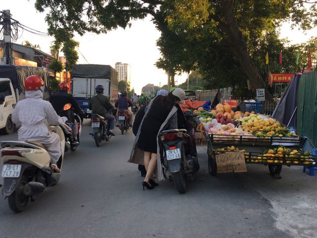Chợ "cóc" họp tràn lan trên đường Sa Đôi - Ảnh 4