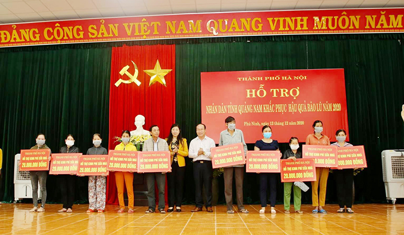 Hà Nội trao quà hỗ trợ người dân sau bão lũ tại tỉnh Quảng Nam - Ảnh 2
