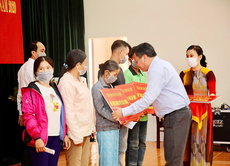 Hà Nội trao quà hỗ trợ người dân sau bão lũ tại tỉnh Quảng Nam - Ảnh 1