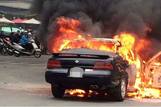 Ôtô cháy dữ dội trên đường Lê Văn Lương - Ảnh 2