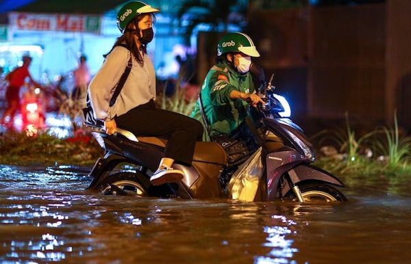 TP Hồ Chí Minh: Triều cường đạt đỉnh, người dân "vật lộn" trong biển nước - Ảnh 5