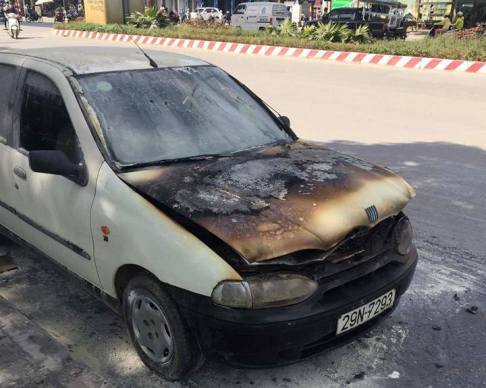 Hà Nội: Đang lưu thông xe ô tô 4 chỗ bốc cháy dữ dội - Ảnh 3