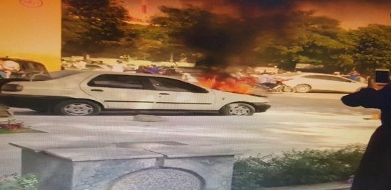 Hà Nội: Đang lưu thông xe ô tô 4 chỗ bốc cháy dữ dội - Ảnh 1