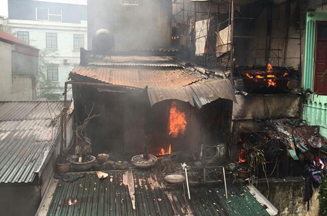 Cháy lớn tại căn nhà trong ngõ 283 phố Trần Khát Chân - Ảnh 3