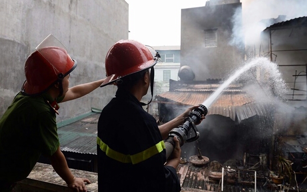 Cháy lớn tại căn nhà trong ngõ 283 phố Trần Khát Chân - Ảnh 2