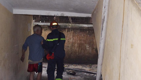 Cháy căn hộ tập thể, cụ ông gần 80 tuổi được giải cứu - Ảnh 2