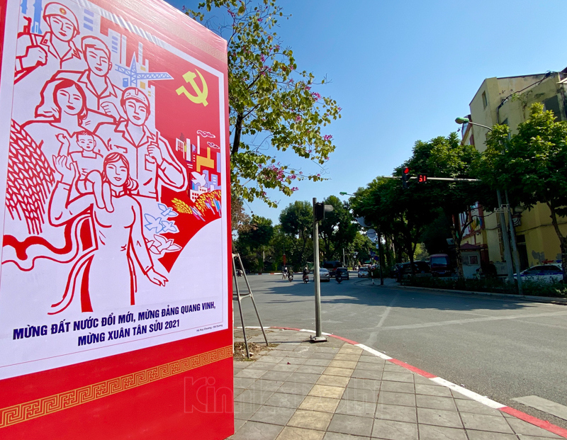 Hà Nội: Trang trí pano, áp-phích ở các tuyến phố chào mừng Đại hội Đảng lần thứ XIII - Ảnh 1