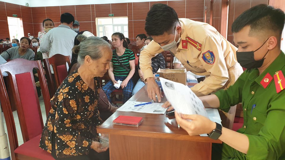 Công an huyện Đan Phượng: “Thâu đêm, suốt sáng” làm thủ tục cấp căn cước cho người dân - Ảnh 7